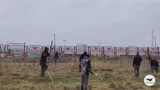 Беженцы пытаются прорваться через границу с Польшей. смотреть онлайн