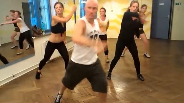 Reggaeton class Pavel Vacek & his students смотреть онлайн