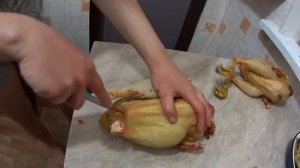 Ощип и потрошение кур (петуха) // Жизнь в деревне