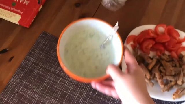 Как приготовить гирос ? Греческая шаурма с соусом дзидзаки смотреть онлайн