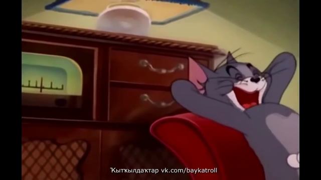 Том слушает Радио Юлдаш смотреть онлайн