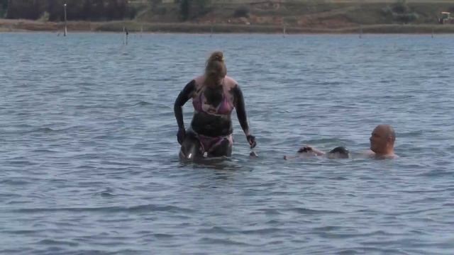 Крым сегодня / Соленое сакское озеро / Лечение грязью в Крыму смотреть онлайн