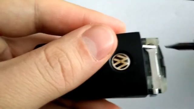Замена батарейки в пульте ключе ДУ на Passat B7 смотреть онлайн