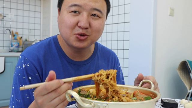 天气降温，阿强自制麻辣烫，麻辣鲜香，料多实在，暖身又暖心~【cram阿强】 смотреть онлайн