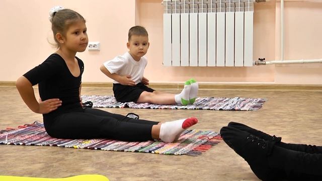 150 детей учатся рисовать и петь в отремонтированных стенах бывшего кинотеатра «Харбин» смотреть онлайн