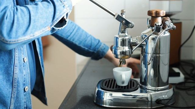 Morning Espresso with The La Pavoni Professional смотреть онлайн