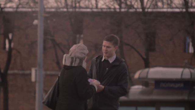 РЕАКЦИИ ЛЮДЕЙ НА ПОЗДРАВЛЕНИЕ С 8 МАРТА смотреть онлайн