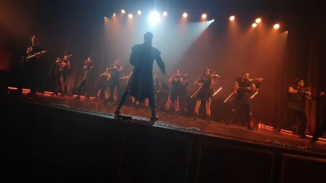 дирижёр из пекла прибыл чтобы сыграть балладу о любви I was Made For Loving you baby смотреть онлайн