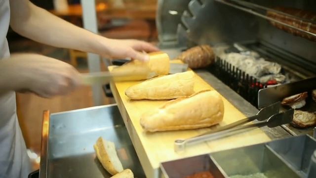 СТАМБУЛ: Чаг КЕБАБ, Сэндвич с БАРАНЬЕЙ КИШКОЙ / SANDWICH with Lamb INTESTINE / ТУРЕЦКАЯ Уличная Еда смотреть онлайн
