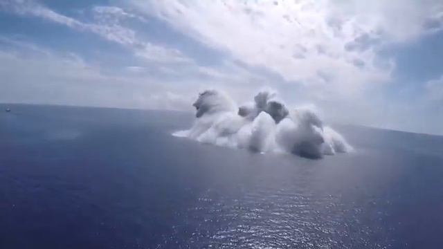 Эпичное видео испытаний ведущего корабля нового поколения авианосцев класса Ford смотреть онлайн