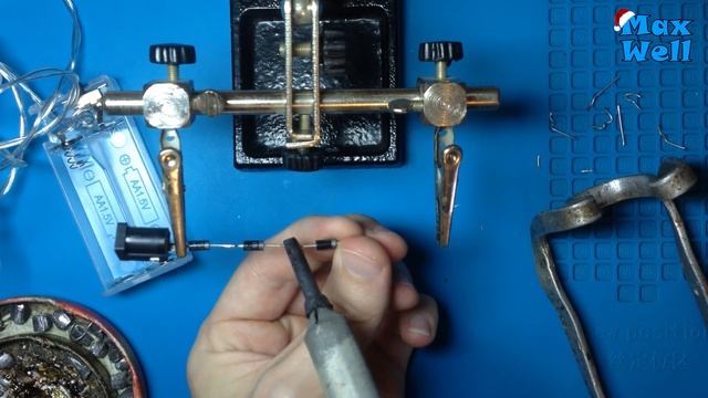 Питание гирлянды от USB вместо батареек! Избавляемся от батареек в элетронике. Диоды - наше всё! смотреть онлайн