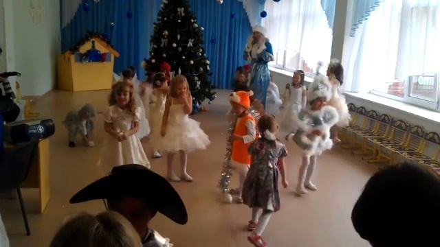 Аня на новогоднем Утреннике 2013 смотреть онлайн