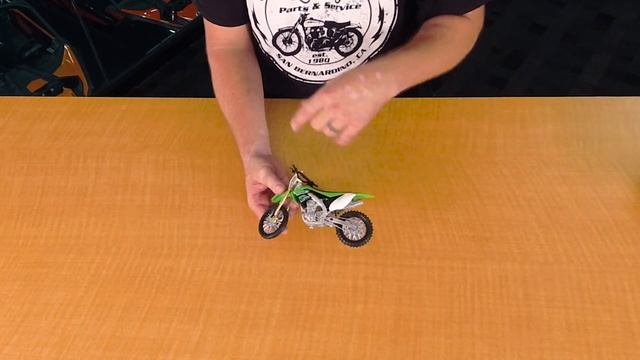 Un-boxing New Ray Toys Kawasaki KX450F 1:12 Scale Motorcycle Replica