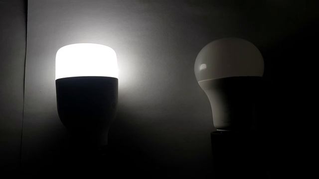 Yeelight и Philips ( сравнение яркости и их мерцания ) смотреть онлайн