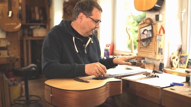 How you can adjust the neck of your Baton Rouge Guitar смотреть онлайн