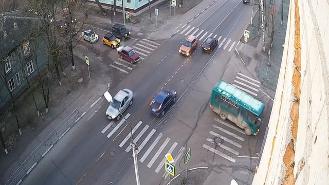 Автобус едва не переехал пешеходов смотреть онлайн