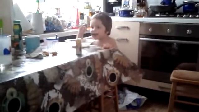 Мишутка ест суп