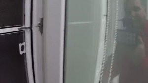 Дует пластиковое окно со стороны петель. Показываю причину и устраняю её . Ремонт окон в Самаре.