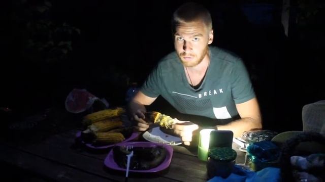ЗАКОПАТЬ КУКУРУЗУ В УГЛИ?! / ЖАРЕНАЯ КУКУРУЗА НА УГЛЯХ смотреть онлайн