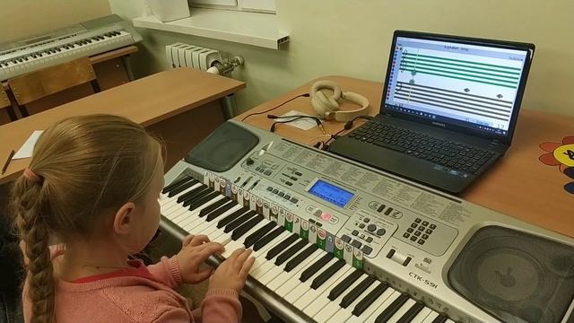 Soft Mozart (просветители). Амина играет двумя руками по интерактивным нотам песню Alphabet Song смотреть онлайн