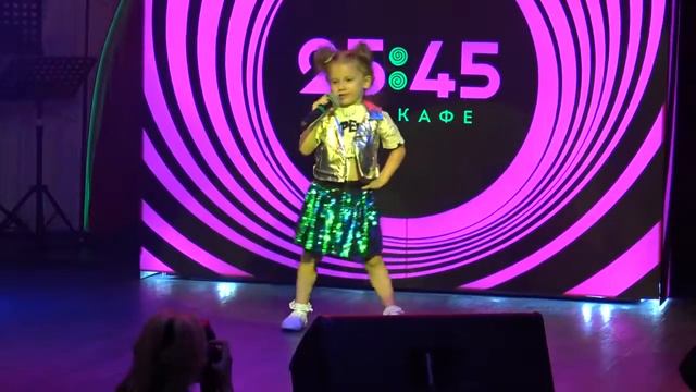 Такая маленькая и уже профессиональная артистка !!! Алиса Смирнова на Tropical Music Fest смотреть онлайн