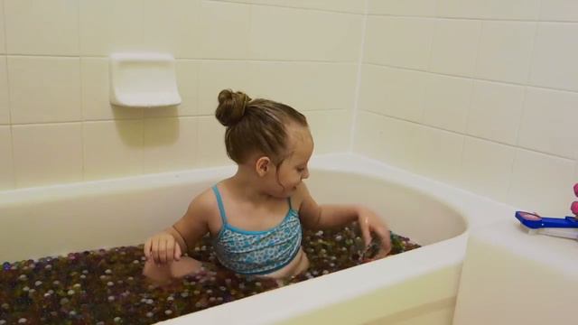 Огромные шары ORBEEZ в ванне. Paw Patrol Орбиз Challenge. Щенячий Патруль плавает в ОРБИЗ. смотреть онлайн