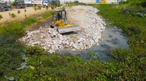 Строительство, надо засыпать очередное болото