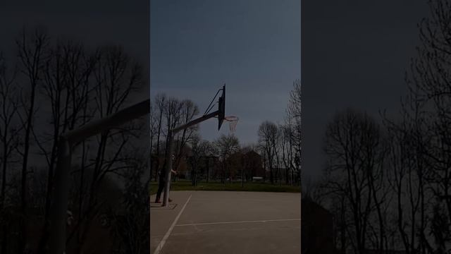 Guy Skillfully Lands Bouncing Basketball Trick Shots смотреть онлайн