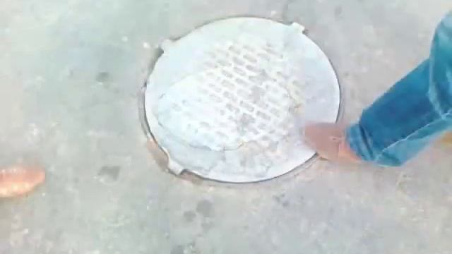 Подпрыгивающая крышка канализационного люка. Саратов. В конце видео "разгадка". смотреть онлайн