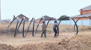 Растягиваем бухту ПНД трубы 110 мм длиной 100 метров.