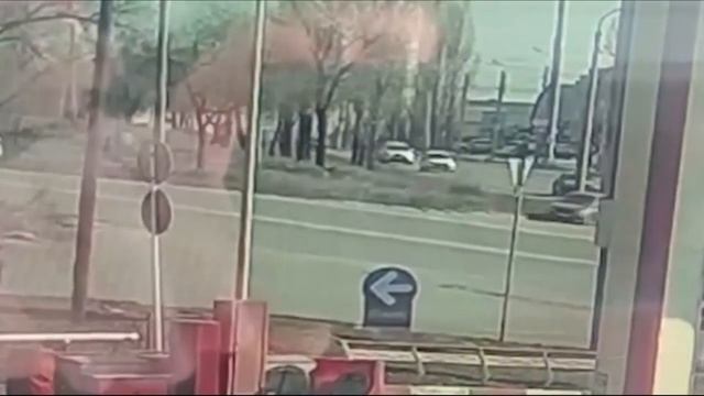 Девушка-водитель на ходу выпала из салона "Лады-калины" из-за вытекавшего на ноги антифриза . смотреть онлайн