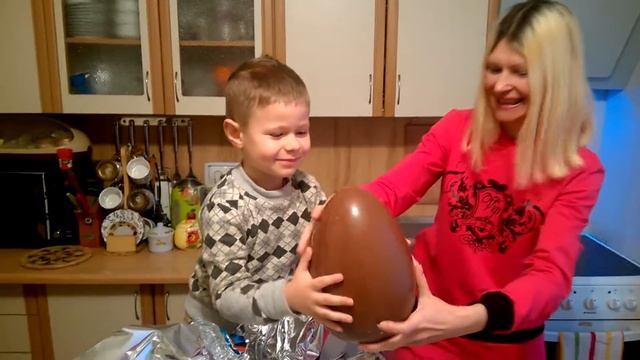 ШОК!!! ОГРОМНОЕ ШОКОЛАДНОЕ ЯЙЦО С СЮРПРИЗОМ \ Big chocolate egg with a surprise смотреть онлайн
