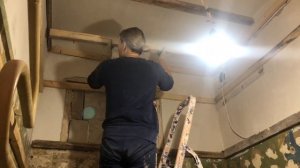 Нашла способ как пришить бруски к потолку