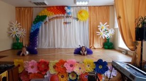 Танец двух подружек на выпускном