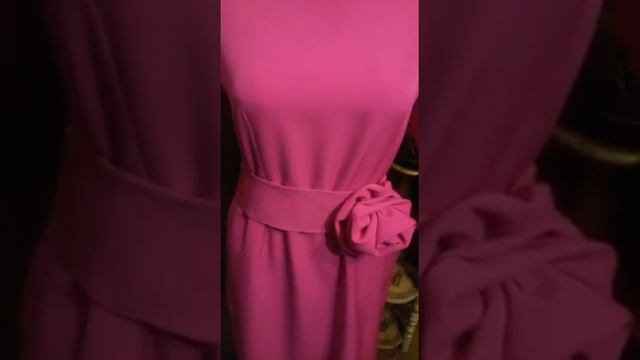 Платье из крепа с корсажным поясом и розой смотреть онлайн