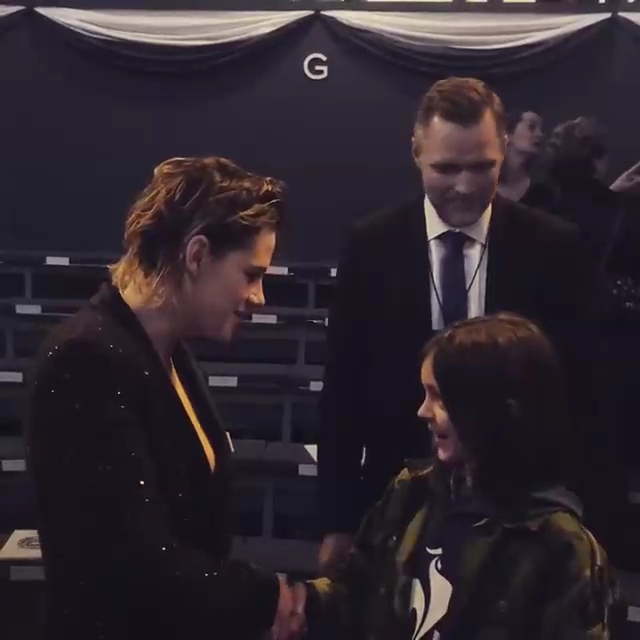 Кристен с юной фанаткой смотреть онлайн