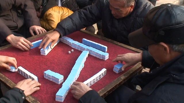 mahjong game played on a street in Qufu China смотреть онлайн