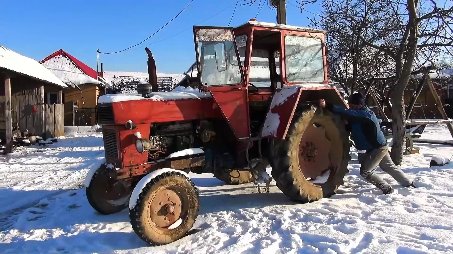 Необычный запуск старого дизельного трактора 1978 года в мороз смотреть онлайн