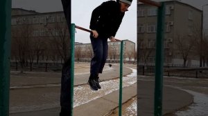 Выполнение второго армейского норматива по подъемам переворотом