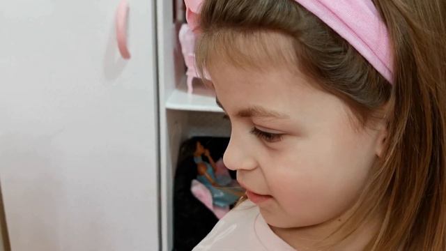 Настя играет с куклами в салон красоты смотреть онлайн