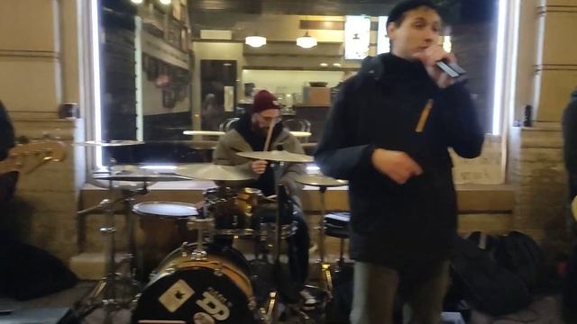 Питер! Полиция снова прервала выступление кавер группы Айдахо на Невском проспекте... смотреть онлайн