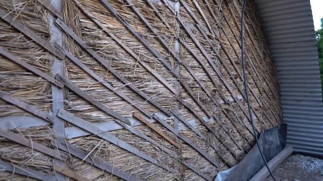 Construyeron su CASA con TIERRA y PAJA con sus PROPIAS MANOS en un PUEBLO de 2500 habitantes смотреть онлайн