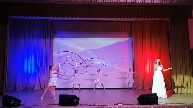 В честь России, и Флага песня "Два Белых Крыла" в исполнении Алейник Екатерины коллектива Истоки смотреть онлайн