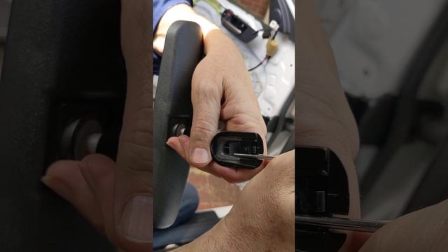 BL Mazda 3 (2009 to 2013): How to remove and replace the rear-view mirror. смотреть онлайн