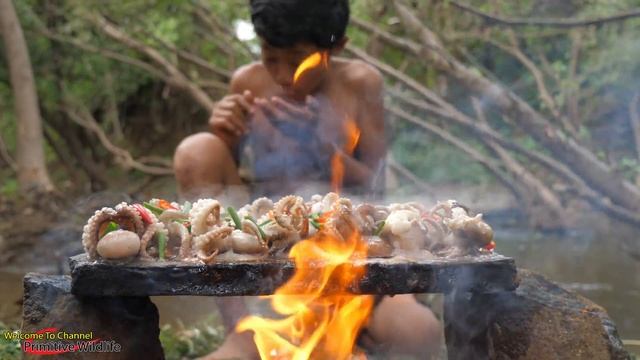 Primitive Technology - Yummy cooking octopus on a rock in the rainforest - Eating delicious смотреть онлайн
