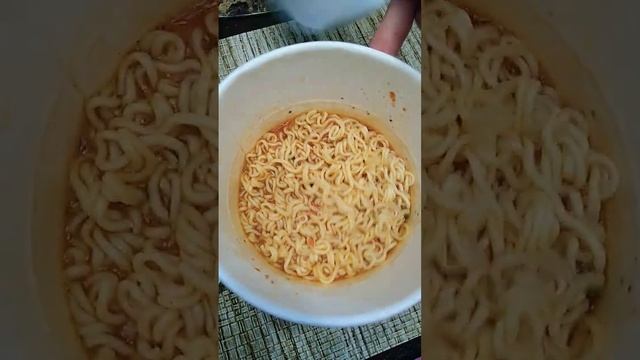 Ramen noodles soup with crispy fried shrimp. смотреть онлайн