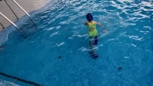 VLOG Первое занятие с тренером и ребенок проплыл весь бассейн