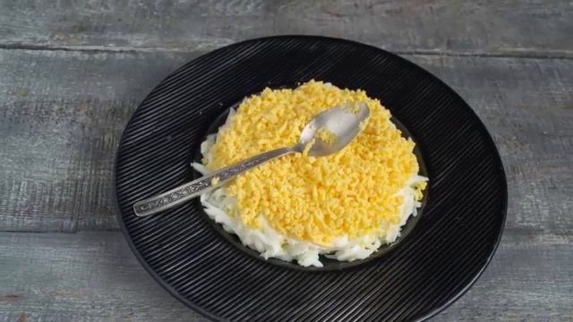 Салат «Новогодний» с красной рыбой и икрой – украшение стола! смотреть онлайн