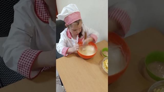Готовим простой пирог. Детям от 6 лет смотреть онлайн