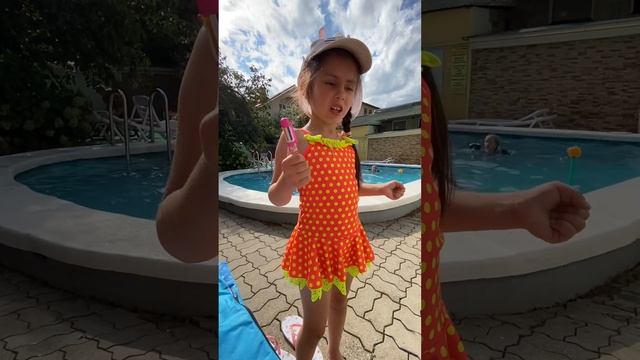 Кристина в бассейне. Кристина про надувной круг смотреть онлайн